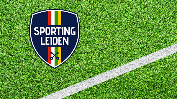 Logo voetbalclub Leiden - Sporting Leiden - in kleur op grasveld met witte lijn - 600 * 337 pixels